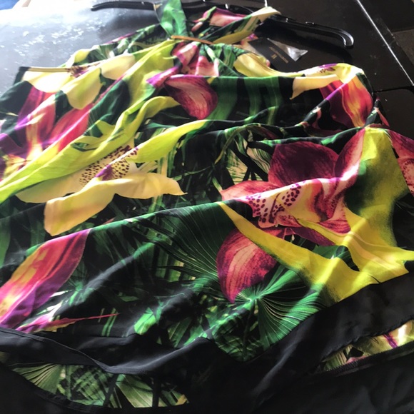 Designer halter top - Picture 5 of 5